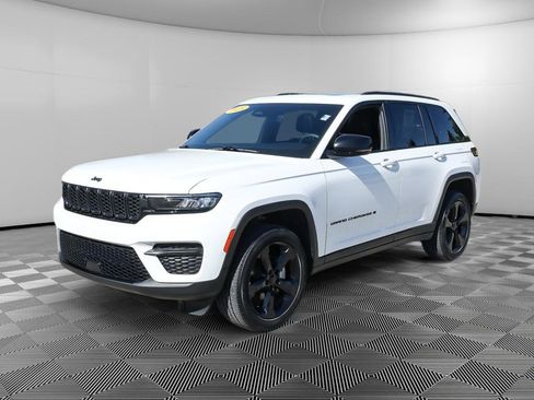 Used 2023 Jeep Grand Cherokee Altitude AWD/4WD image 2