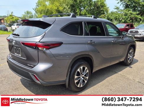 Certified 2024 Toyota Highlander XLE AWD/4WD image 3