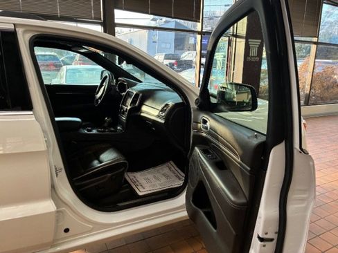 Used 2018 Jeep Grand Cherokee Overland image 30
