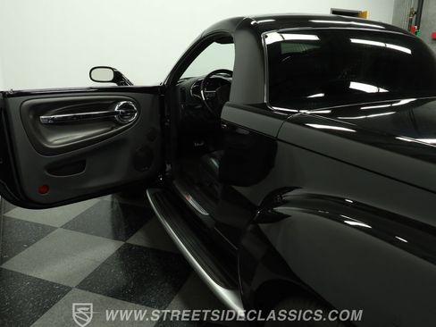 Used 2005 Chevrolet SSR w/ Preferred Equipment Group image 33