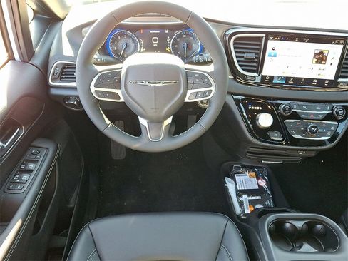 New 2026 Chrysler Voyager LX image 8