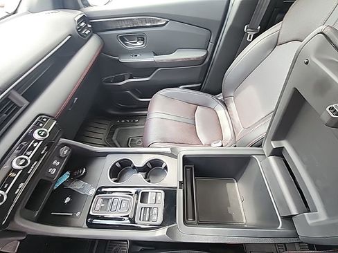 Certified 2025 Honda Pilot Black Edition image 25