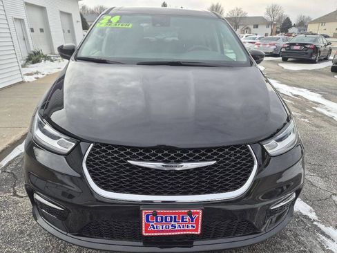 Used 2024 Chrysler Pacifica Limited image 2