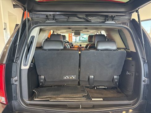 Used 2011 Cadillac Escalade Luxury image 30