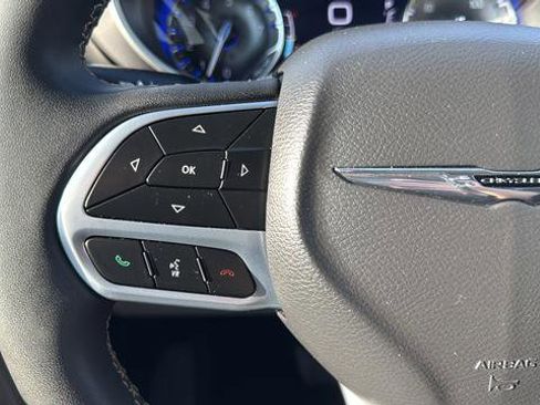 Used 2024 Chrysler Pacifica Touring-L image 36