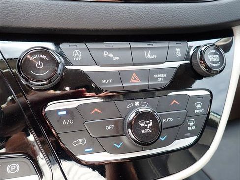 Used 2024 Chrysler Pacifica Touring-L FWD image 23