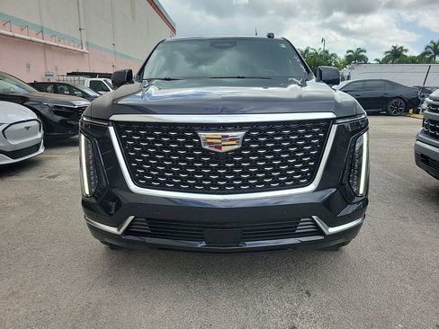 Used 2025 Cadillac Escalade Premium Luxury image 3