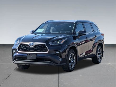 Used 2023 Toyota Highlander XLE AWD/4WD image 9