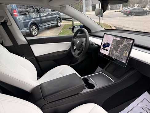 Used 2021 Tesla Model Y Long Range image 16