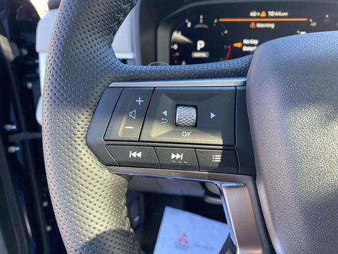 New 2025 Mitsubishi Outlander SE image 16