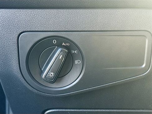 Used 2018 Volkswagen Tiguan S image 11