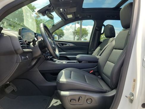 Certified 2025 Chevrolet Traverse LT w/ Sun and Wheel Package FWD image 24