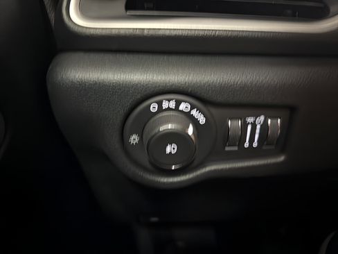Used 2025 Chrysler Pacifica Limited FWD image 25
