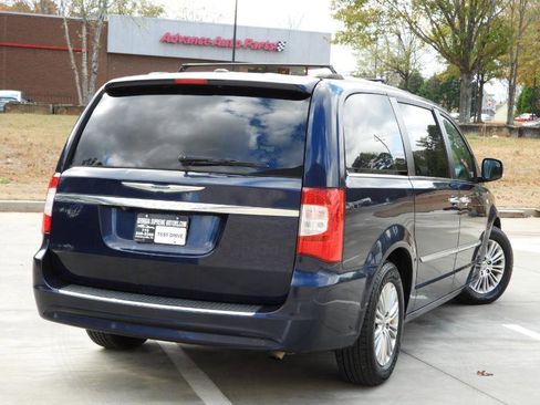 Used 2014 Chrysler Town & Country Touring-L image 5