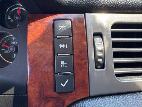 Used 2013 Chevrolet Suburban LTZ RWD image 38