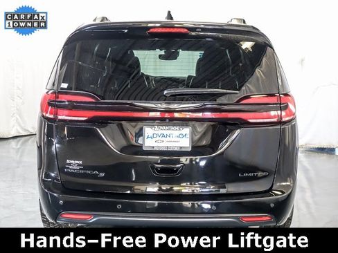 Used 2025 Chrysler Pacifica Limited image 8