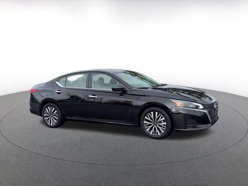 Used 2025 Nissan Altima 2.5 SV FWD image 3