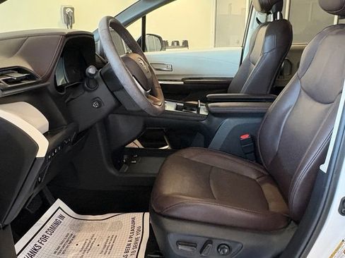 Used 2024 Toyota Sienna Platinum AWD/4WD image 12