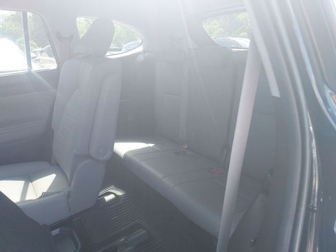 Used 2020 Toyota Highlander XLE AWD/4WD image 33