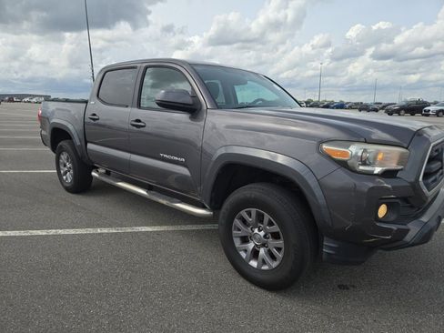 Used 2017 Toyota Tacoma SR5 w/ Tow Package image 3