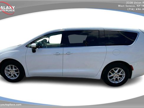 Used 2023 Chrysler Pacifica Touring-L FWD image 8