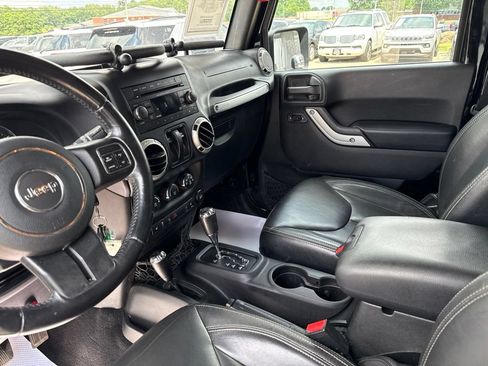 Used 2016 Jeep Wrangler Rubicon w/ Power Convenience Group AWD/4WD image 9