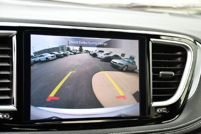 Used 2026 Chrysler Pacifica Limited FWD image 4