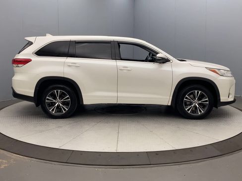 Used 2018 Toyota Highlander Plus AWD/4WD image 6