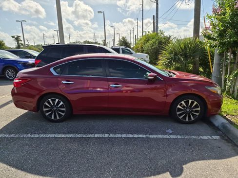 Used 2017 Nissan Altima 2.5 SL w/ 2.5 Technology Package FWD image 4