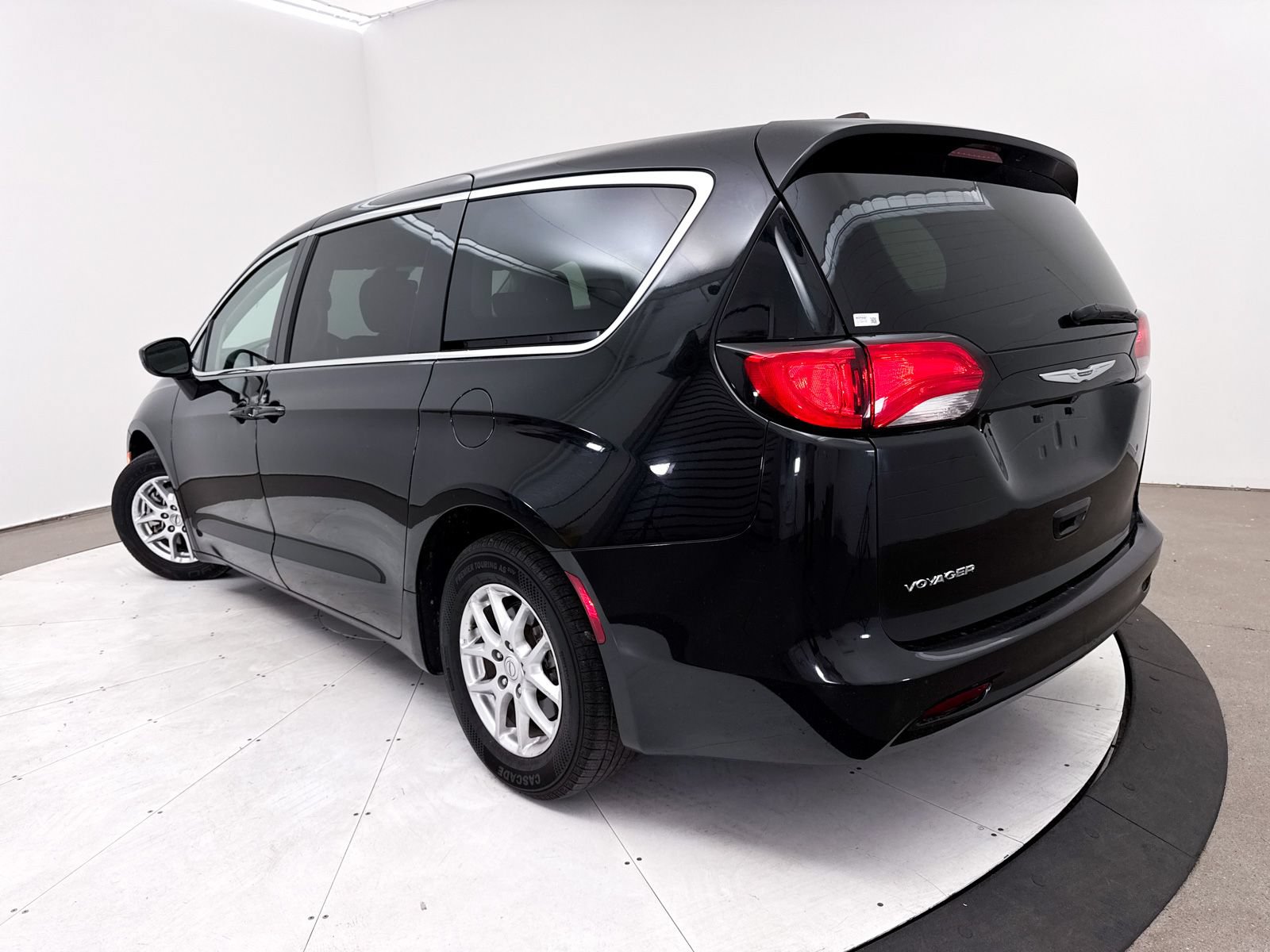 Used 2023 Chrysler Voyager LX FWD image 2