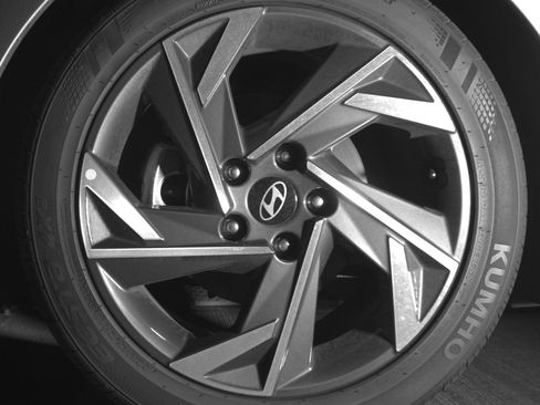 Used 2025 Hyundai Elantra Limited FWD image 12