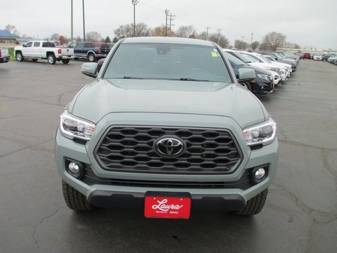Used 2022 Toyota Tacoma TRD Off-Road image 11
