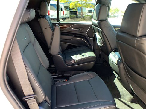 Used 2022 Cadillac Escalade Luxury image 32