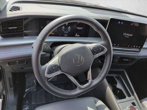 Used 2025 Volkswagen Tiguan SE FWD image 11