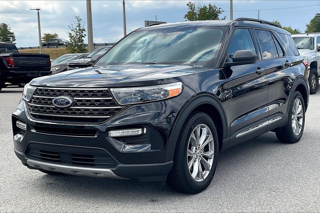 Used 2024 Ford Explorer XLT w/ Equipment Group 202A RWD image 3
