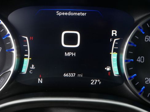 Certified 2022 Chrysler Pacifica Touring-L image 33