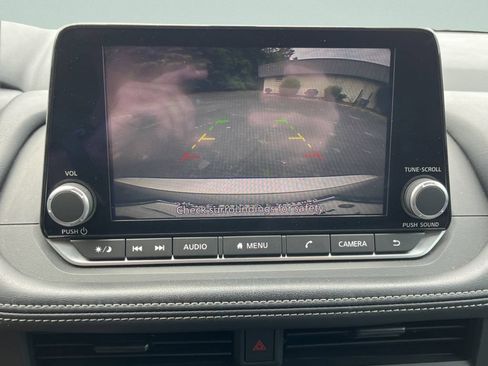 Used 2024 Nissan Rogue S AWD/4WD image 15