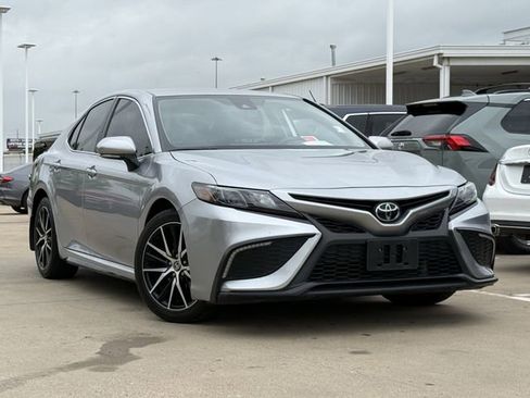 Used 2024 Toyota Camry SE w/ Convenience Package image 2