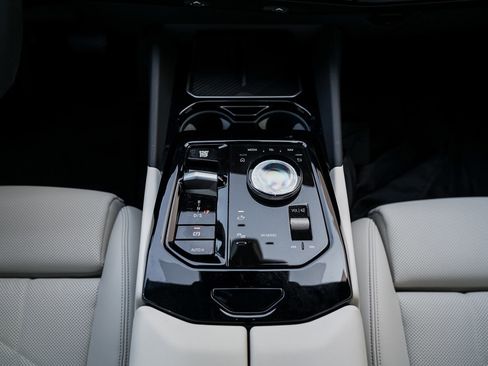 Certified 2024 BMW 530i w/ Convenience Package image 28