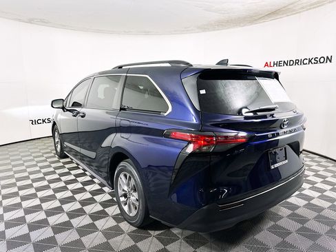 Used 2021 Toyota Sienna LE image 5