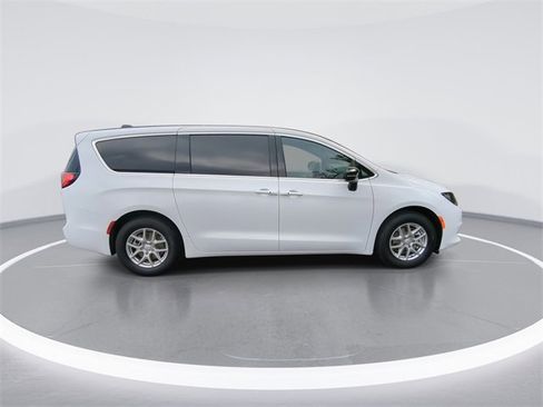 New 2025 Chrysler Voyager LX image 9