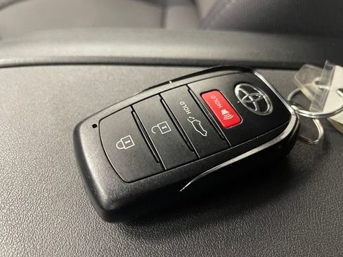 Used 2024 Toyota Highlander LE AWD/4WD image 24