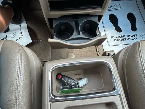 Used 2016 Chrysler Town & Country Touring w/ Driver Convenience Group FWD image 23