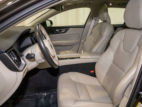 Used 2019 Volvo V60 T5 Momentum image 11
