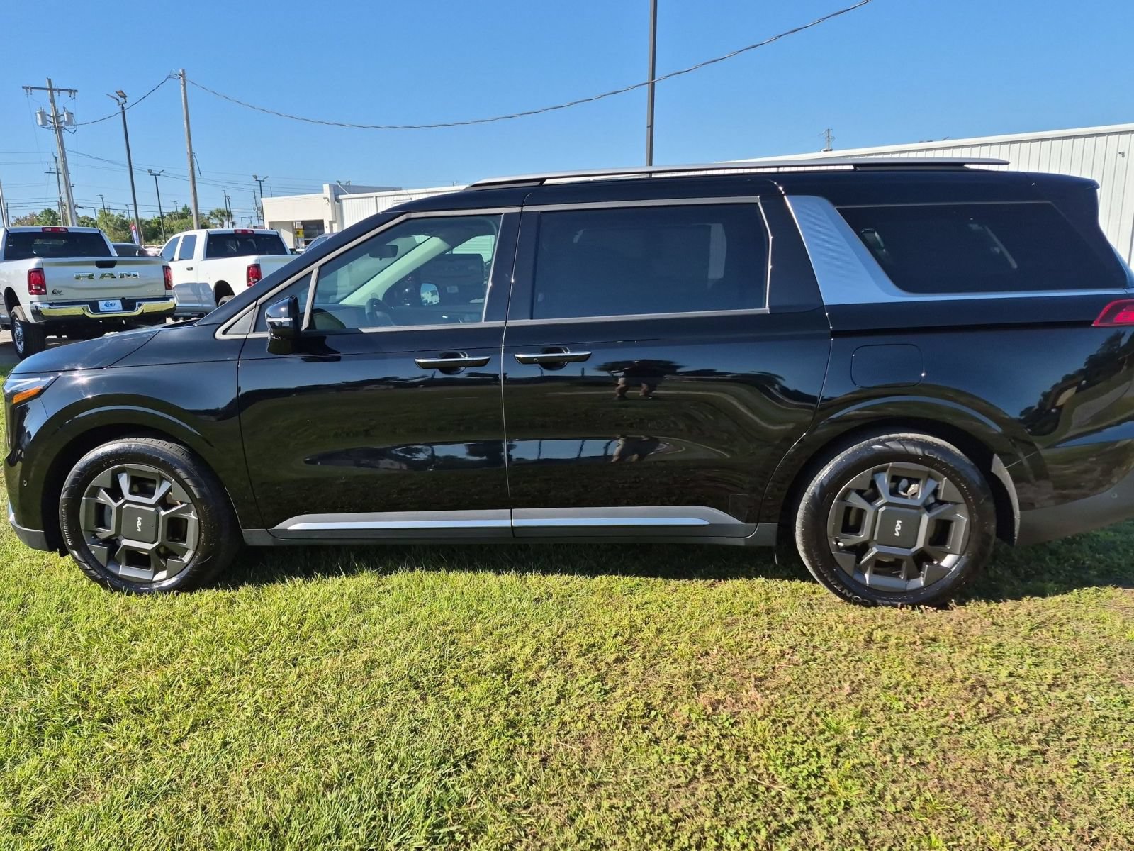 Used 2025 Kia Carnival SX FWD image 9