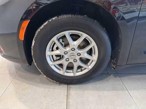 Used 2024 Chrysler Pacifica Touring-L image 14