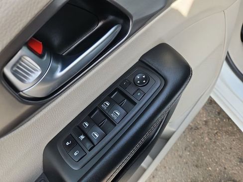 Used 2023 Chrysler Pacifica Touring-L image 22