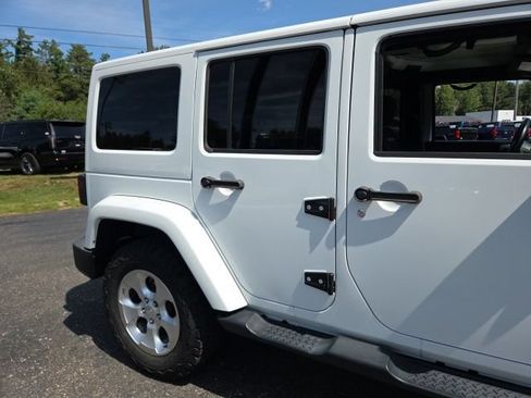 Used 2015 Jeep Wrangler Unlimited Sahara w/ Connectivity Group AWD/4WD image 11