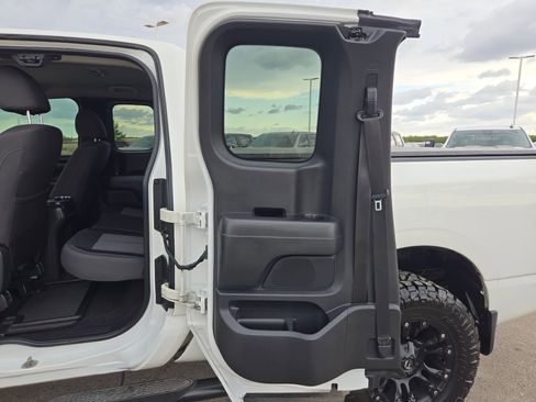 Used 2020 Nissan Titan SV w/ SV Convenience Package image 14