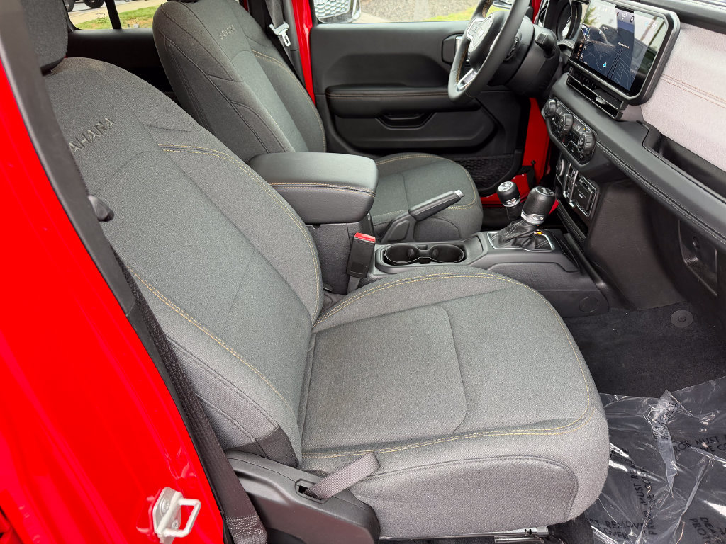 Used 2024 Jeep Wrangler Unlimited Sahara w/ Technology Group AWD/4WD image 15